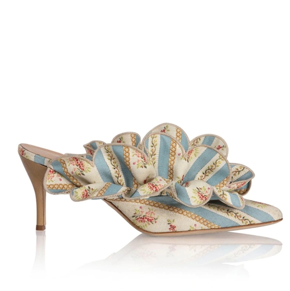 ISO I NEED THESE SHOES - Picture 1 of 1